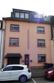 Hello House immobilier, vous présente cette maison jumelée d'une surface totale de +/-185 m2 sur un terrain de +/- 2,35 ares. La maison à été entièrement rénovée en 2021 et est libre de 2 côté.
Cette maison offre un espace de vie confortable et fonctionnel pour toute la famielle.
La maison se compose comme suit :

Rez-de-chaussée : 
un hall d'entrée, un bureau ou chambre à coucher (sol en bois) avec un accès sur une très belle salle de douche, (une douche, 2 lavabos et un Wc) le sol est carrelé.

1ère étage : 
un hall de nuit (sol en bois) une chambre à coucher (18,5m2) (sol en bois) et une belle salle de bain avec fenêtre (une baignoire, une douche à part, 2 lavabos, un grand miroir et un WC) le sol est carrelé.

2ième étage :
un hall de nuit (sol en bois) une chambre à coucher (sol en bois), un Wc séparé avec un lavabo (sol carrelé), une belle cuisine équipée avec un accès sur un balcon, un jardin et une terrasse.

3ième étage :
une salle à manger ouverte sur le salon (30m2 ) le sol est en bois.

Dans toutes les pièces il y a des volets roulants électriques. 

Rez-de-chaussée:
un garage pour une voiture (14,5 m2).

Sous-sol :
un hall de nuit, une chaufferie et une cave ou buanderie.

Proximité: supermarché, école, crèche, bus, activités de sport et du centre. 
La maison se trouve à un endroit calme.

P.S. Le toit et la charpente sont en bon état. La maison a été entièrement rénovée en 2021. La cuisine équipée, la salle de douche, la salle de bain, les matériaux : carrelages, bois etc... sont de bonne qualité et date de 2021. Accès à des places de stationnement pour des voitures et motos. 

Pour plus de renseignements complémentaires : Monsieur Fernandez Manuel Tel. 00352621507201