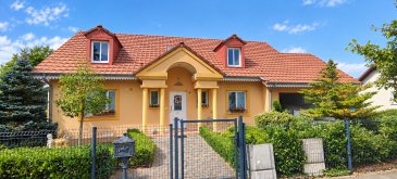 Propriété 6 pièces 301 m². EN EXCLUSIVITÉ chez Nord Sud Immobilier !

À Sarreguemines, dans un environnement résidentiel agréable, découvrez cette charmante maison offrant de beaux volumes et un cadre de vie calme.

Dès l'entrée, la maison séduit par sa façade soignée et son terrain arboré, soigneusement entretenu et entièrement clos, d'une superficie de 13,74 ares.

Au rez-de-chaussée, vous trouverez une entrée avec hall et dégagement, une cuisine indépendante, un salon / salle à manger donnant accès à une belle véranda de 45 m², un espace pouvant être aménagé en bureau ou en chambre, une salle de bains, un WC indépendant ainsi qu'une pièce dressing.

Un garage attenant pouvant accueillir 2 véhicules offre un accès pratique et direct à la maison.

À l'étage, un dégagement ouvert sur le hall d'entrée dessert 3 chambres à coucher, une salle d'eau ainsi qu'un WC indépendant.

À l'extérieur, vous profiterez d'un terrain arboré et entièrement clos de 13,74 ares, agrémenté d'une terrasse couverte à l'abri des regards ainsi que d'un petit chalet indépendant. Un cadre verdoyant et paisible, idéal pour profiter des beaux jours.

Le bien dispose également d'un sous-sol complet semi-enterré, entièrement carrelé avec un accès direct à la terrasse.

Les informations sur les risques auxquels ce bien est exposé sont disponibles sur le site Géorisques : www.georisques.gouv.fr

Contact Nord Sud immobilier à Sarreguemines, Rohrbach les bitche, Bitche et Diemeringen.