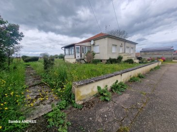 Réf: 664

Sandra ANDRES de NOUVELLE AGENCE SAINT CHRISTOPHE vous présente cette maison individuelle sur sous-sol complet avec 2 garages située à DROITAUMONT sur 9.5 ares!

En rez-de-chaussée: couloir avec placard desservant une cuisine, un salon/séjour donnant accès à une véranda, 2 chambre, un bureau, WC séparé ainsi qu'une salle d'eau.

Sous-sol complet avec espace chaufferie et buanderie ainsi qu'un garage.

Jardin avec puit et un garage supplémentaire!

Le bien est à rénover entièrement.

Je reste à votre disposition par téléphone au 03 87 30 13 66 ou au 06 98 80 62 37

Consommation énergétique primaire: D
Consommation énergétique finale: D

Les informations sur les risques auxquels ce bien est exposé sont disponibles sur le site Géorisques

