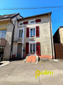 Nouveauté.  Très jolie maison de village offrant plus de 170 m2 habitable au coeur de village. Magnifique pièce à vivre de plus de 40 m2, une grande chaufferie - buanderie avec wc. A l'étage 3 chambres, un bureau, une grande salle de jeux et une salle d'eau wc. Petite cour.
 Possibilité d'acquérir un beau verger au calme de 1334 m2 accessible en voiture avec un cabanon de jardin. Coup de coeur assuré !!
 Les informations sur les risques auxquels ce bien est exposé sont disponibles sur le site Géorisques : www.georisques.gouv.fr