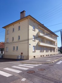 Appartement de Type F2 de 53.70 m² situé au 2ème Etage et comprenant : Entrée, Séjour, Balcon, Cuisine encastrée et équipée, Chambre, Salle d'eau, WC, Chauffage collectif GAZ, Cave