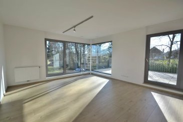 Dans résidence récente, très bel appartement comprenant :
un hall d'entrée, un lumineux séjour donnant accés à une terrasse avec vue dégagée sur la nature et exposée plein sud, une cuisine équipée ouverte, deux chambres à coucher, une salle de bains et un WC séparé  

Une cave individuelle, 2 emplacements voiture (un extérieur et un intérieur) viennent compléter ce bien.

Accès direct au réseau autoroutier (A13), aux transports publics et à la gare de Bettembourg.
A proximité de toutes commodités : Centre commerciaux Cactus et ShoppingPark (Bettembourg)... »

 ---------- 
In a recently built residence, a beautiful apartment comprising:
an entryway, a bright living room opening onto a south-facing terrace with unobstructed views of the countryside, an open-concept fully equipped kitchen, two bedrooms, a bathroom, and a separate toilet.  

A private basement storage unit and two parking spaces (one outdoor and one indoor) complete this property.

Direct access to the highway network (A13), public transportation, and the Bettembourg train station.
Close to all amenities: Cactus and ShoppingPark shopping centers (Bettembourg)... »