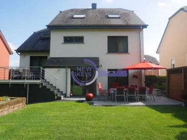 COUP DE COEUR
New Keys vous propose cette superbe maison individuelle libre des 4 côtés dans une rue sans issue du paisible village de Niederpallen (commune de Rédange).

Construite en 2004 sur environ 7,83 ares de terrain, ce bien d'exception se présente sur une surface d'environ 211m2 répartis de la manière suivante:

- Hall d'entrée avec placard intégré
- Salon / Salle à manger avec feu ouvert
- Cuisine équipée ouverte avec îlot centrale, et accès au jardin / terrasse
- 2 Toilettes séparés
- Bureau spacieux offrant la possibilité de créer une 5ième chambre, et donnant accès à une terrasse
- Salle de bain avec baignoire et douche
- Hall de nuit
- 4 Chambres spacieuses dont 3 avec grands dressings intégrés

La propriété profite également d'un magnifique jardin donnant accès à 3 terrasses, un abris de bûches, un espace barbecue, une piste de pétanque et un accès au sous-sol.

Le sous-sol entièrement carrelé se présente comme suit:
- Garage pour 2 voitures avec porte électrique, et un système d'entrée par code intégré
- 2 Emplacements extérieurs
- Buanderie avec armoire intégrée,
- Atelier
- 2 Caves dont une avec accés vers le jardin,
- Chaufferie (Buderus) avec reservoir de 3000L au Mazout.

Triple vitrage avec stores électriques, spots intégrés, adoucisseur d‘eau, possibilité de créer une 5ième chambre ainsi qu'une 2ième salle de bain facilement.

A visiter rapidement.
N'hésitez pas à nous contacter au +352 691 216 830 ou par mail smarrocco@newkeys.lu pour plus d'informations ou une éventuelle visite.