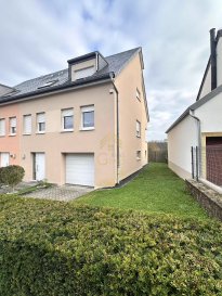 Située dans une commune recherchée, cette maison a été construite 2013 avec des matériaux et une finition de qualité. Elle se développe sur une surface habitable de 160m2 et compte en supplément, un rez de chaussée avec un double garage. Elle offre des prestations idéales pour une famille tout en bénéficiant d’un jardin clos et d'une terrasse.

L'entrée donne sur un dressing sur mesure complet ainsi que l'accès à l'espace technique avec buanderie. A l'étage, on trouve un grand salon-salle à manger orienté Est, avec un accès direct sur la terrasse et au jardin. Cette pièce de vie très lumineuse donne accès à une cuisine indépendante toute équipée avec coin petit déjeuner.
Une grande chambre vient compléter cet étage, ainsi qu'un WC séparé.

Au dernier étage, celui-ci regroupe la suite parentale complétée d’une salle de bain avec une douche et une baignoire. Nous retrouverons également 2 belles chambres supplémentaires, ainsi qu'une salle de douche. Le grenier accessible offre une belle hauteur avec une dalle béton pouvant offrir l'aménagement d'une pièce de vie utile.

Cette maison spacieuse offre tout le confort moderne. Elle est parfaitement entretenue et elle permet un aménagement rapide et sans travaux.

A visiter sans tarder !!

Pour toute demande de visite ou information supplémentaire, n'hésitez pas à nous contacter par mail ou téléphone au 28.68.39-1

Le prix affiché s'entend frais d'agence + tva inclus

 ---------- 
Located in a sought-after commune, this house was built in 2013 with quality materials and finishings. It offers 160m2 of living space, plus a ground floor with a double garage. It offers ideal amenities for a family, while benefiting from an enclosed garden and terrace.

The entrance hall opens onto a full custom-made dressing room and access to the technical area with laundry room. Upstairs is a large east-facing living-dining room, with direct access to the terrace and garden. This bright living room leads to a fully-equipped separate kitchen with breakfast area.
A large bedroom completes this floor, as does a separate toilet.

The top floor features the master suite, complete with a bathroom with shower and bathtub. There are also 2 further bedrooms and a shower room. The accessible attic offers good headroom, with a concrete slab that could be used to create a useful living room.

This spacious home offers every modern comfort. Perfectly maintained, it can be converted quickly and without any work.

A must-see!

For further information or to arrange a viewing, please contact us by e-mail or telephone on 28.68.39-1.