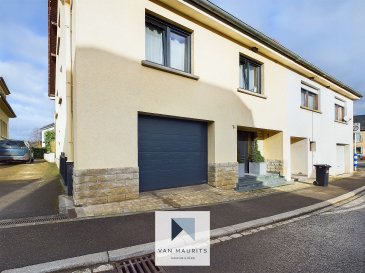 Située à Beyren (2B, rue Berghaff), à l'est de Luxembourg-ville, à 20 min de Kirchberg, cette maison construite en 1984 et rénovée en 2020 dispose d'une surface habitable de ± 180 m² pour une surface totale de ± 220 m².

Elle se compose comme suit :

Au rez-de-chaussée, d'un hall d'entrée de ± 16 m², d'une pièce multifonctionnelle pouvant servir comme salle hobby/sport de ± 16 m² avec accès au jardin, ainsi qu' une salle de douche de ± 8 m² (douche italienne, double vasque et wc). Une chaufferie de ± 16 m² à pellets, un garage incluant l'espace buanderie de ± 24 m² avec une porte électrique et une terrasse de ± 34 m² viennent compléter cet étage.

Le 1er étage se compose, d'un côté, d'un palier de ± 7 m², d'un espace ouvert composant une séjour/salle à mager/cuisine ouverte et équipée de ± 40 m², communicant avec un balcon de ± 15 m². De l'autre côté, se trouvent deux chambres de ± 15 et 18 m² (celle-ci avec sa salle de bain privative derrière une verrière avec une double vasque, une baignoire et un wc) ; un wc séparé de ± 2 m².

Au 2ième étage, un palier de ± 4 m² dessert deux chambres de ± 15 et 17 m² et un bureau de ±8 m² ainsi que une salle de douche de ± 4 m² (douche, lavabo, wc).

Généralités :

- Maison en très bon état, rénovation de 2020 ;
- Libre de 3 côtés ;
- Chaudière à pellets, panneaux solaires, CPE *B-F* ;
- Parquet massif ;
- 3 salles de bain ;
- Double vitrage en PVC, volets manuels, velux ;
- Garage, emplacements extérieurs pour 2 voitures :
- Accès facile à l'autoroute A1 ;
- Transports publics et pour Ecole Européenne à proximité directe ;
- Belles ballades dans la nature avoisinante.

Agent responsable : Katia Gravière au 661 33 29 82 ou katia@vanmaurits.lu