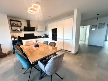 MANSO IMMO vous propose en exclusivité cet moderne et magnifique appartement de 2 chambres aux finitions irréprochables et idéalement aménagé proche de toutes commodités. Dès l'entrée vous trouverez un havre de tranquillité, le refuge au stress quotidien.

Érigée dans une rue à sens unique et dans un des coins les plus paisibles de Niederkorn cet appartement de 80m2 avec deux beaux balcons dont l'exposition solaire est idéale se trouve dans une résidence de 5 unités uniquement. Offrant aux nouveaux propriétaires tout confort et sécurité. Avec ses finitions de gamme supérieure, chauffage au sol vous bénéficiez d'une qualité de vie agréable garantie.

Cet appartement de classe énergétique B se compose comme suit:

- Un hall / couloir d'entrée desservant toutes les pièces. Les 2 chambres sont spacieuses et équipées de multiples prises et sans vis-à-vis. Une disposant d'un balcon. La salle de douche est spacieuse avec une vaste douche à l'italienne, on ajoute un WC séparé.
La pièce majeure et plus importante dans cet appartement est sans aucun doute le living / salle à manger ouvert sur une cuisine équipée et surtout opérationnelle. Cette pièce est lumineuse grâce aux baies vitrées et donne accès à un balcon idéalement exposé. Un plus pour passer de bons moments et profiter de la vue. La cuisine est équipée avec des électroménagers de marque renommée et offre tout espace nécessaire et fonctionnel à chaque amateur de cuisine.

On y ajoute à cette offre un emplacement de parking lift intérieur adapté à toute voiture ainsi qu'une cave privative.

En commun on aura un ascenseur et l'espace buanderie.

Toutes les indications sont basées exclusivement sur les informations mises à notre disposition par nos clients. Nous n'assumons aucune garantie quant à l'exactitude et l'actualité de ces indications.

Les prix affichés s'entendent frais d'agence inclus de 3% + 17%TVA. Les honoraires d'agence sont à charge des vendeurs.

Pour plus d'informations, photos ou convenir d'un rendez-vous, vous pouvez nous contacter au :
+352 24 51 33 79 info@mansoimmo.lu

MANSO IMMO bietet Ihnen exklusiv diese moderne und wunderschöne 2-Zimmer-Wohnung mit tadelloser Verarbeitung und idealer Lage in der Nähe aller Annehmlichkeiten. Schon am Eingang finden Sie eine Oase der Ruhe, den Zufluchtsort vor dem täglichen Stress.

In einer Einbahnstraße und in einer der ruhigsten Ecken von Niederkorn gelegen, befindet sich diese 80m2 große Wohnung mit zwei schönen Balkonen, die ideal zur Sonne ausgerichtet sind, in einer Residenz mit nur 5 Einheiten. Sie bietet den neuen Eigentümern jeglichen Komfort und Sicherheit. Mit seiner hochwertigen Ausstattung und der Fußbodenheizung ist eine angenehme Lebensqualität garantiert.

Diese Wohnung der Energieklasse B setzt sich wie folgt zusammen:

- Eine Eingangshalle / Flur, von der aus alle Zimmer erreichbar sind. Die beiden Schlafzimmer sind geräumig und mit mehreren Steckdosen ausgestattet und ohne vis-à-vis. Eines davon verfügt über einen Balkon. Das Duschbad ist geräumig mit einer großen begehbaren Dusche und einer separaten Toilette.
Der größte und wichtigste Raum in dieser Wohnung ist zweifelsohne das Wohn-/Esszimmer, das sich zu einer voll ausgestatteten und vor allem funktionstüchtigen Küche hin öffnet. Dieser Raum ist dank der Erkerfenster hell und bietet Zugang zu einem Balkon mit idealer Lage. Ein Pluspunkt, um schöne Momente zu verbringen und die Aussicht zu genießen. Die Küche ist mit Elektrogeräten renommierter Marken ausgestattet und bietet jedem Kochliebhaber jeden notwendigen und funktionellen Platz.

Außerdem gibt es einen Liftparkplatz und einen privaten Keller.

Zur gemeinsamen Nutzung stehen ein Aufzug und eine Waschküche zur Verfügung.

Alle Angaben basieren ausschließlich auf den Informationen, die uns von unseren Kunden zur Verfügung gestellt wurden. Wir übernehmen keine Gewähr für die Richtigkeit und Aktualität dieser Angaben.

Die angezeigten Preise verstehen sich inklusive Maklergebühren von 3% + 17%MwSt. Die Maklergebühren sind von den Verkäufern zu tragen.

Für weitere Informationen, Fotos oder um einen Termin zu vereinbaren, können Sie uns kontaktieren unter :
+352 24 51 33 79 info@mansoimmo.lu

MANSO IMMO exclusively offers this modern, magnificent 2-bedroom apartment, impeccably finished and ideally appointed, close to all amenities. From the moment you enter, you'll find a haven of tranquility, a refuge from everyday stress.

Erected on a one-way street in one of the most peaceful corners of Niederkorn, this 80m2 apartment with two beautiful balconies with ideal sun exposure is located in a residence of only 5 units. Offering new owners every comfort and security. With its top-of-the-range finishes and underfloor heating, you're guaranteed a pleasant quality of life.

This energy class B apartment is composed as follows:

- An entrance hall / corridor leading to all rooms. The 2 bedrooms are spacious and equipped with multiple sockets. One has a balcony. The shower room is spacious, with a large walk-in shower and a separate toilet.
The most important room in this apartment is undoubtedly the living/dining room, which opens onto a fully-equipped kitchen. This room is luminous thanks to the bay windows and gives access to an ideally exposed balcony. A great place to spend quality time and enjoy the view. The kitchen is equipped with brand-name appliances and offers every cooking enthusiast all the space they need.

There's also an indoor lift parking space suitable for all cars, and a private cellar.

An elevator and laundry facilities are also available.

All information is based exclusively on information provided by our customers. We accept no liability for the accuracy or up-to-dateness of the information provided.

Prices shown include 3% agency fee + 17% VAT. Agency fees are payable by the seller.

For further information, photos or to arrange an appointment, please contact us on :
+352 24 51 33 79 info@mansoimmo.lu