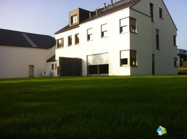 A louer: Maison bi-familiale moderne à HOLZEM commune de Mamer, qui se situe rue du cimetière <br><br>Construction de 2014 de 170m2, disponible de suite, érigée sur un terrain de 7a<br>P. Energ.  A B B<br><br>Elle se compose: <br><br>Rez de chausée: <br>- un hall d\'entrée, <br>- un WC Hôtes, <br>- une cuisine équipée ouverte sur living (40m2) avec accès sur la terrasse (25m2) et le jardin .<br><br>Premier étage:<br>- un palier de nuit<br>- trois chambres ( 18, 18, 10 m2) <br>- salle de bain avec douche et WC<br>Deuxième étage:<br>- la suite parentale (18,5m2) avec salle de bain avec douche et baignoire.<br><br>Au sous-sol:<br>- une cave, <br>- une buanderie <br><br>Un garage fermé motorisé avec un grenier et deux emplacements extérieurs complètent cette magnifique maison. <br><br>Atouts de cette maison: <br>- Sans vis-a-vis et au calme<br>- Triple vitrage, <br>- VMC double flux, <br>- chauffage au sol, <br>- cuisine équipée Kichechef<br>- pompe à chaleur<br>- panneaux solaire avec appui au chauffage et eau chaude<br>- faibles charges (400€ frais de chauffage par an)<br>- idéal pour une famille<br>- le propriétaire entretien le jardin et les arbustes.<br><br>Loyer:               3.200€<br>Charges:           150€<br>Caution             3mois<br>Frais d\'agence: 1m + TVA<br><br><br>Pour tous renseignements ou pour prendre rendez-vous pour une visite, veuillez nous contacter par téléphone au (+352) 621 43 10 04 û (+352) 26 19 00 86 ou par mail : info@icasa.lu<br><br>Découvrez tous nos biens sur www.icasa.lu.<br>Souhaitez-vous louer ou vendre votre bien, profitez de notre service de qualité. Estimation rapide et gratuite.<br><br>Agence iCasa Bertrange<br>BELACCHI Michel<br><br />Ref agence :5269969