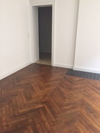 METZ CENTRE-VILLE

À découvrir sans tarder : joli appartement F2 de 61 m² entièrement rénové, situé au 1er étage d’un immeuble en plein cœur du centre-ville de Metz.

L’appartement se compose :

- d’une entrée,
- d’un grand séjour lumineux,
- d’une cuisine,
- d’une chambre confortable,
- d’une salle de bain avec baignoire,
- et de WC séparés.

Vous apprécierez son agencement agréable, ses beaux volumes ainsi que sa situation idéale en centre-ville, à proximité immédiate des commerces et commodités.

Chauffage individuel au gaz.
Appartement libre immédiatement.

Pour plus d’informations ou organiser une visite, n’hésitez pas à nous contacter.