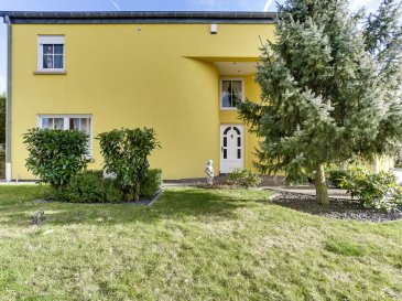 ***SOUS-COMPROMIS***

Julien Feld & RE/MAX Select, spécialistes de l'immobilier à Junglinster, vous proposent cette charmante maison libre des 3 côtés

Idéalement située au calme dans un lotissement, vous pourrez profiter de toute l’infrastructure de Junglinster, tout en étant à 15 minutes de Luxembourg-ville.
Cette maison, d'une surface totale de 270 m², dont 190 m² habitables est composée comme suit :
Rdch : belle entrée avec rangement, living de 31m² et cuisine avec coin repas de 15m² donnant tous les 2 sur la grande terrasse et le jardin (possibilité d'ouvrir la cuisine sur le living), toilettes séparées et garage.
1er étage : 3 grandes chambres de 15m², bureau (ou chambre) de 9m² et salle de bain (arrivées prévues pour faire une 2ème salle de bain).
Combles aménagés : pouvant servir de chambre ou de pièce de jeux.
Sous-sol : grande buanderie, salle de jeux, WC séparés, cave à vin et chaufferie.
Venez découvrir cette maison en parfait état.