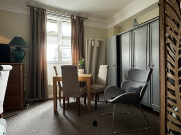 ***Demande de visite:*** Contact: Mme. Fatone Tel.: +352 691 359 464 email: clementinefl@hotmail.fr

Dans une maison privée, ce magnifique studio meublé, équipé et décoré, de ± 30m2, situé au 2ème étage, offre toutes les commodités: un espace de vie de +/-24m2 (séjour et chambre) avec vue dégagée, une cuisine équipée et séparée:( 2 plaques électriques, un micro onde et un frigo); une grande salle de bain complète: bain, lavabo, WC, un petit débarras faisant office de buanderie (machine à laver installée)

Généralités:

Charme de l'ancien: Parquet et marbre au sol;
Interphone;
10 minutes à pied du centre-ville;
Arrêt de bus en face de la maison (ligne de bus 5 et 6 direction Kirchberg et Cloche d'Or);

Loyer : € 1.550,-;
Charges 300€: Toutes charges incluses (électricité, internet, télévision, chauffage etc.);
Contrat de 6 mois renouvelable préavis de 3 mois;
Caution : 2 mois de loyer;
Frais d'agence: 1 demi mois de loyer + TVA;
Libre à partir du 01/07/2026;