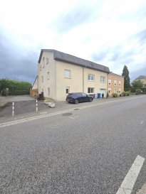 Immo Nordstrooss vous propose un appartement charmant de +/- 72m², idéalement situé au Rez-de-chaussé d'une petite copropriété de 3 unités.

LIBRE DE SUITE

Il se compose comme suit :
- Hall d'entrée de 
- Living/salle à manger
- Cuisine équipée séparée
- 1 chambre à coucher
- Salle de douche 
- Bureau/dressing

Ce bien dispose également le raccordement machine, et un parking extérieurs.

Pour plus de renseignements ou une visite (visites également possibles le samedi sur rdv), veuillez contacter le 691 850 805.

Proposition de crédit/financement à taux compétitif d'une banque luxembourgeoise incluse dans nos services gratuit.
