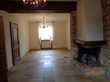 Ancien corps de logis en retrait de la route.
Possibilité de louer une étable ainsi qu'un pré d'environ 1 ha.
Maison composée comme suit: 
Rch: cuisine équipée, sàm, séjout, Wc sép
1er étage: 4 chambres, sdb
grenier, caves
Pas de garage mais plusieurs parkings