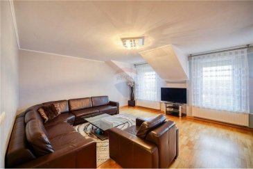 RE/MAX Luxembourg vous propose à la vente cette maison de rapport idéale pour investisseur ou plusieurs familles. Elle dispose d'un studio au rez de chaussée actuellement loué.

Au premier étage d'un grand appartement qui se compose de 2 grandes chambres de plus de 13 m² chacune, un salon/salle à manger de plus de 41 m² avec cuisine équipée donnant sur une belle terrasse à l'arrière du bâtiment et une belle salle de bain.

Au deuxième étage se trouve un appartement de 3 chambres avec 2 salles de bain. Avec cuisine ouverte sur un bel espace salon / salle à manger.

La maison repose sur un Terrain avec un chalet de 3,87 ares. Vous disposez également d'un garage.
Les compteurs eau et électricité sont séparés.