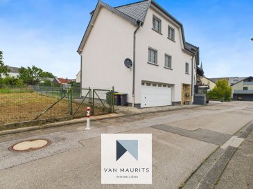 Idéalement située à Moutfort, dans une rue au calme en zone 30 et sans issue, à proximité du Kichberg et de Sandweiler, cette maison libre des 3 côtés de 2005, rénovée, est posée sur un terrain de 2,34 ares. Entièrement rénovée en 2017, elle présente une surface habitable ± 139 m², pour une surface totale ± 205 m² et se compose comme suit.

Le rez-de-chaussée, comprend un hall d'entrée ± 14 m², un couloir ± 3 m² avec un accès pour la terrasse ± 20 m² et le jardin ± 160 m², un garage ± 33 m² (pour 2 voitures l'une à côté de l'autre, garage, aspirateur centralisé), une buanderie ± 4 m², une chaufferie ± 4 m², une salle de douche ± 2 m², un wc séparé ± 2 m² (lave-mains, nouveau carrelage au sol).

Au 1er étage, le bel étage, dispose d'un palier ± 13 m², un open space ± 40 m² (avec porte en verre coulissante), comprenant un séjour, une salle à manger et une cuisine équipée et aménagée, (cuisinière à induction, four, micro-ondes, hotte aspirante, chauffe-plat, frigo américain, lave-vaisselle, îlot central avec table rattachée au plan de travail en granit de couleur noir, nombreux rangements, vue sur l'agréable jardin) ainsi qu'une salle de douche ± 6 m² (douche, lavabo, wc, fenêtre côté jardin).

Le 2ème étage, partiellement sous comble, se compose d'un palier avec espace bureau ± 16 m², de 3 chambres ± 7, 12 et 18 m², une salle de bain ± 5 m² (baignoire, nouveau lavabo, wc) ainsi qu'un débarras ± 1 m².

Enfin, un grenier non aménagé ± 25 m² est accessible par une trappe et offre un espace supplémentaire pour le rangement.

Détails complémentaires :

Maison entièrement rénovée en 2017, très bien entretenue et en bon état;

Double vitrage, châssis en PVC, volets électriques pour les velux et manuels dans le reste de la maison;

Aspirateur centralisé *Axpir Comfort*, internet haut débit, parlophone, spots encastrés, rail de luminaire dans le séjour, porte de garage électrique;

Chaudière au Gaz de chez *Buderus*, chauffage par radiateurs;

Sol en granit, carrelage et parquet;

Toiture en bon état en ardoise;

Environnement calme, vue dégagée, rue zone 30;

Bonnes connections pour l'aéroport et le Kirchberg;

Commune de Contern dynamique, offrant toutes les infrastructures;

Crèches, écoles, restaurants, transport en commun (bus et train) à proximité;

Forêt, sentiers pédestres et pistes cyclables.

Agent responsable: Nora Avdic au +352691136875 nora@vanmaurits.lu