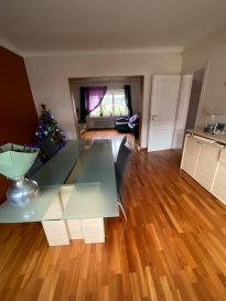 Immo Comilo vous propose en exclusivité


Maison à Bascharage libre de 4 cotés avec une superficie habitable de +/- 179m2 


La disposition intérieure des pièces se fait comme suit :

Au rez-de-chaussée 
hall d’entrée, une grande cuisine séparé entièrement équipée disposant d’un  d’espace de repas, un confortable living salle à manger donnant sur une spacieuse terrasse et jardin, wc séparé

Le 1er étage
hall de nuit, accessible via un bel escalier en pierre naturel dispose de 4 chambres à coucher salle de bain comprenant un WC

À savoir que la maison est très lumineuse a était rénové en 1990, toutes les vitres sont en double vitrage, dalle en béton, garage pour 1 voiture plus emplacement pour 2 voitures, Buanderie, grenier, chauffage au gaz



N’hésitez pas à nous contacter pour la mise en vente de votre bien immobilier. Pour plus de renseignements, veuillez contacter Mme. Freitas au GSM : +352 621 16 95 19

