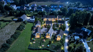 En future construction et située dans un NOUVEAU quartier EXCLUSIVEMENT résidentiel, SUPERBE Maison NEUVE (lot 3), présentant 4 « côtés libres », disposant d'une surface totale de +/- 200 m2 dont +/- 153 m2 habitables sur +/- 4.08 ares de terrain privatif, comprenant :

Au rez-de-chaussée :
- Hall d'accueil.
- Local Technique.
- Buanderie.
- Stockage / rangement.
- Pièce polyvalente pouvant servir de 5eme chambre, bureau, salle de jeux, fitness ?
- Garage pour 2 voitures + emplacements extérieurs.
- 1 carport extérieurs (1 voiture).

Au 1er étage :
- Hall d'étage.
- WC séparé.
- Grand salon et salle à manger avec accès de plain-pied à la terrasse de +/- 17.40 m2 et au jardin de +/- 207 m2 (+ abris de jardin de +/- 5 m2 à l'extérieur).
- Cuisine non équipée ouverte ou fermée sur salle à manger.
- 1 suite parentale avec salle de bains privative.

Au 2ème étage :
- Hall d'étage.
- 2 chambres à coucher.
- 1 Suite parentale avec salle de bains privative.
- WC séparé.
- Salle de bains principale.

Classe énergétique A/B : Chaudière pompe à chaleur avec chauffage par le sol / Triple vitrage et volets électriques / VMC double flux / revêtements des sols et muraux inclus et au choix des clients / et salles de bains complètes avec meuble lavabo au choix inclus.

Les plans restent modifiables selon vos besoins et les nécessités techniques à respecter. Frais d'acte notarié applicables sur le montant de la quote-part de terrain. Application directe du taux de TVA à 3 %.

POSSIBILITE DE VENTE DU TERRAIN A BATIR AVEC AUTORISATION DE BATIR INCLUSE AU PRIX DE 408 000 €.
Le prix annoncé s'entend TTC 3 %.