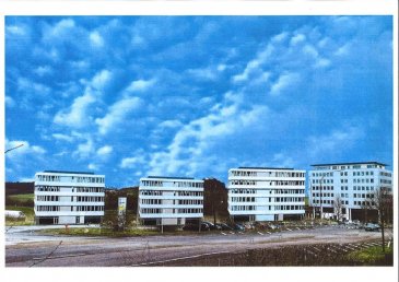 Immobilière La Cité vous présente un nouveau projet de construction d\'immeubles mixtes d\'une superficie totale de 8000m² .<br><br>Futur Construction de 3 Immeubles de bureaux comprenant des plateaux à partir de 443 m2 jusqu\'à 606m2 autorisé pour crêche -restaurant-au rdch.<br>Livraison 2017.<br>Parking extérieur 186<br>Parkings intérieur 64<br>Total: 250 places parkings<br>Les rdch des trois immeubles ont la possibilité d\'être exploités en tant que local commercial.<br>Description situation:<br>Ce projet immobilier bénéficie d\'une situation exceptionnel, car situé à Livange,au sud de la capitale(10min),dans la commune de Roeser ,avec facilités d\'accès immédiate à l\' autoroute allant vers la France , à 8 Km du centre de Luxembourg et à 10 Km de l\'aéroport international.<br>Restaurations et Hôtel IBIS / ACCOR /restaurant TURI sont situés sur le même site.<br>Parmi les occupants ayant déjà choisi cette localisation citons parmi d\'autres Valentino Caffè , Socotec,Olky....<br><br />Ref agence :Domaine de Livange C00