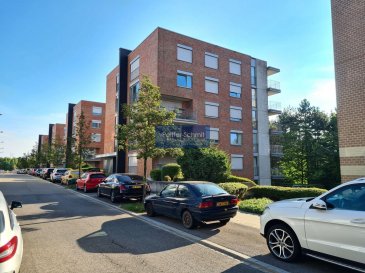 Appartement spacieux et lumineux, situé au 3ième étage d\'un immeuble soigné. Excellente situation: Dans une rue calme, sans vis à vis, avec vue sur la verdure.<br>Description: Hall d\'entrée, WC séparé, cuisine équipée séparée, salon-salle à manger, 3 chambre à coucher, salle de bain, salle de douche, balcon, parking intérieur, cave 8.5 m2.