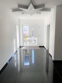 L\'agence CIMOLUX vous propose une belle maison de l\'année 2015 et libre des 3 côtés située à Tuntange avec une superficie de +/-350m2 et 4,75 ares de terrain.<br><br>La maison dispose:<br>Au rdch: un hall d\'entrée, un salon/salle à manger avec sortie sur la terrasse et le jardin, une cuisine équipée ouverte, un débarras, une chambre et une salle de douche.<br>Au 1er étage: une salle de douche, 4 chambres dont une avec salle de douche privé.<br>Au 2ème étage: 2 chambres dont une avec dressing, une cuisine équipée avec sortie sur le balcon, un débarras et une salle de douche.<br>De plus, la maison comprend un grenier aménagé, une buanderie, un garage pour 2 voiture et un emplacement extérieur.<br><br>Prix 1.695.000€ <br>(frais d\'agence compris 3% + Tva 17 % à la charge du vendeur)<br><br>Pour plus d\'informations n\'hésitez pas à nous contacter on parle français, allemand, luxembourgeois, anglais, portugais et italien.<br><br>Pour l\'obtention de votre crédit, notre relation avec nos partenaires financiers vous permettront d\'avoir les meilleures conditions.