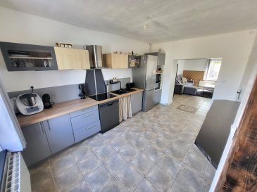Sur la commune de Joeuf,

Proche de toutes commodités,

Située au calme, dans une rue peu passante,

Maison mitoyenne de 80m², composée comme suit : 

- En rez de chaussée :

Entrée, cuisine dînatoire équipée ouverte sur lumineux séjour (32m² le tout)

- Au premier étage : 

Dégagement, chambre de 16m² avec dressing, bureau de 7,5m² et salle d'eau.

- Combles :

Grande chambre (possibilité de diviser la pièce en 2)

Une cave carrelée complète ce bien.

- A l'extérieur : 

Garage avec électricité, allée de stationnement pour 2 véhicules, terrasse de 20m² et jardin.

- Technique :

Les toitures de la maison et du garage sont neuves
Fenêtres DV PVC à volets roulants, velux et porte d'entrée (3 ans)  
Chaudière à condensation Wissman et ballon d'eau (3 ans)
Système électrique en sécurité
DPE : D

Monsieur Cridel
06-48-16-53-67