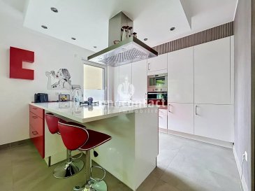 L’agence Immo-Contact vous propose ce magnifique appartement de ± 77 m² situé au 1er étage d’une résidence avec ascenseur à Diekirch.

Très lumineux grâce à ses grandes ouvertures, ce bien offre un cadre de vie agréable et fonctionnel, idéal pour un couple, une petite famille ou un investisseur.

L’un de ses grands atouts est qu’il est vendu entièrement meublé, permettant une installation rapide ou une mise en location immédiate.

Le bien se compose comme suit :

– Hall d’entrée
– Grand séjour lumineux avec espace salon et salle à manger
– Cuisine entièrement équipée
– Véranda offrant un agréable espace de vie supplémentaire
– 1 balcon
– 2 grandes chambres à coucher
– Salle de bains avec WC
– Emplacement extérieur couvert

Informations complémentaires :

– Vendu meublé
– 1er étage avec ascenseur
– Double vitrage
– Passeport énergétique : C
– Appartement très lumineux
– Résidence bien entretenue

Situation idéale :

– Proche des commerces, écoles et transports en commun
– Accès rapide aux principaux axes routiers
– Environnement calme et agréable

Prix de vente : 610.000 €

Une belle opportunité à découvrir sans tarder.

Visites possibles en semaine et le samedi sur rendez-vous.

Pour toute information complémentaire ou pour organiser une visite, contactez-nous au +352 26 311 992.

Estimation gratuite de votre bien sous 48h : +352 26 311 992 ou info@immocontact.lu

 ---------- 
IMMO-CONTACT is pleased to present this beautiful apartment of approximately 77 m² located on the 1st floor of a residence with lift in Diekirch.

Filled with natural light thanks to its large windows, this property offers a comfortable and functional living environment, making it ideal for a couple, a small family, or an investor.

One of its major advantages is that it is sold fully furnished, allowing for immediate occupancy or a ready-to-rent investment opportunity.

The property is composed as follows:

– Entrance hall
– Spacious and bright living room with lounge and dining area
– Fully equipped kitchen
– Veranda offering an additional pleasant living space
– Balcony
– 2 large bedrooms
– Bathroom with toilet
– Covered outdoor parking space

Additional information:

– Sold fully furnished
– 1st floor with lift
– Double glazing
– Energy passport: C
– Very bright apartment
– Well-maintained residence

Ideal location:

– Close to shops, schools and public transport
– Quick access to major roads
– Quiet and pleasant environment

Sale price: €610,000

A great opportunity not to be missed.

Viewings available during the week and on Saturdays by appointment.

For further information or to arrange a viewing, please contact us on +352 26 311 992.

Free property valuation within 48 hours:
+352 26 311 992 or info@immocontact.lu