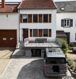 Perl Wochern - direkt an der Grenze Luxemburg
Charmantes Einfamilienhaus  

Dieses gepflegte Wohnhaus in Perl-Wochern bietet mit ca. 140 m² Wohnfläche viel Platz für die ganze Familie und überzeugt durch eine gelungene Raumaufteilung sowie Ausbaureserven.

Aufteilung:
Erdgeschoss:
-Separates Wohnzimmer
-Esszimmer mit gemütlichem Holzofen
-Schöne Einbauküche mit Ausgang in den Innenhof
-Hauswirtschaftsraum mit Dusche
-Badezimmer mit Wanne

Obergeschoss:
-3 Schlafzimmer + Büro/Ankleide
-weiteres kleines Badezimmer

Dachboden:
ausbaubar, mit separatem Zugang von hinten ,ideal als Hobbyraum oder zusätzliche Wohnfläche

teilweise unterkellert
Große Terrasse vor der Tür
3 Stellplätze direkt am Haus
