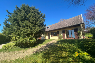Maison F6 au calme .  Belle maison familiale avec grand terrain arboré - 15, Route Départementale 657 54700 CHAMPEY SUR MOSELLE comprenant :
 Entrée, cuisine équipée, salon/séjour accès terrasse, grand dégagement avec espace bureau ou jeux, 4 chambres dont une au RDC avec salle d'eau PMR, salle d'eau, 2 WC, buanderie, garage, grand jardin 
 Chauffage électrique + pompe à chaleur - 144,95 m2
 Libre à la location 
 Les informations sur les risques auxqules ce bien est exposé sont disponibles sur le site Géorisques : www.georisques.gouv.fr