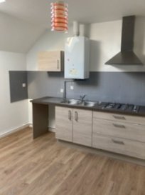 Bel appartement situé au centre sous combles.
Avec 3 chambres - 1 cuisine séparée équipée - Salon-Séjour - Salle de bains avec baignoire- WC séparé
1 cave
Fenêtres et Velux double vitrage
Chauffage au gaz individuel.
Stationnement à proximité.