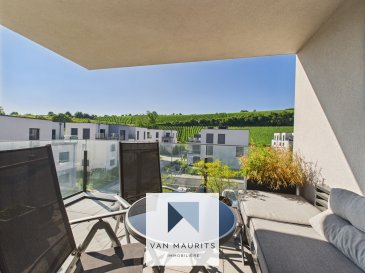 Mertert - Moderne, lichtdurchflutete 3-Schlafzimmer - Wohnung mit südlich ausgerichtetem Balkon

Im 2. Obergeschoss einer 2019 fertiggestellten, gepflegten Wohnanlage verbindet diese helle Drei-Schlafzimmer-Wohnung klare Architektur mit alltagstauglichem Komfort und viel Tageslicht. 
Vermietet wird sie unmöbliert.

Ein einladender Flur (10 m²) sorgt für einen ruhigen Empfang und führt zu einem separaten Gäste-WC (2 m²). 
Der Wohnbereich öffnet sich zu einem offenen Wohnzimmer (33 m²) mit angrenzender Küche (20 m²) und geht nahtlos in den 11 m² großen, südlich ausgerichteten Balkon über - perfekt für den ersten Kaffee, Abendsonne und entspanntes Wohnen drinnen wie draußen.

Der private Bereich umfasst drei gut geschnittene Schlafzimmer (16 m², 16 m² und 14 m²). 
Ein Familienbad mit WC (8 m²) wird durch ein zweites Duschbad mit WC (6 m²) ergänzt, während ein eigener Hauswirtschafts-/Waschraum (3 m²) den Alltag ordentlich im Hintergrund hält.

Im Untergeschoss stehen ein privater Kellerraum (9 m²) sowie ein übergroßer Stellplatz in der Tiefgarage (25 m²) zur Verfügung. 

Alle Einrichtungen des täglichen Bedarfs befinden sich in der Nähe; dank öffentlicher Verkehrsmittel und der direkten Anbindung an die A1 sind Kirchberg, Luxemburg-Stadt und der Flughafen bequem erreichbar.

Allgemeines
- Verfügbar ab 1. September 2025
- Monatsmiete: 2.950 €
- Nebenkosten: 300 €
- Kaution: 2 Monatsmieten
- Maklerprovision: 1 Monatsmiete + 17 % MwSt (50/50)
- Haustiere nicht erlaubt
- Nichtraucherwohnung

Kontakt
Juha Ahonen
+352 661 249 476
juha@vanmaurits.lu


Mertert - Appartement moderne et lumineux de 3 chambres avec balcon orienté sud

Situé au 2. étage d'une résidence contemporaine achevée en 2019, cet appartement de trois chambres à Mertert conjugue lignes épurées, confort du quotidien et belle luminosité.

Un hall d'entrée de 10 m² instaure une arrivée sereine et dessert un WC invités (2 m²). 
L'espace de vie se déploie en un séjour de 33 m² ouvert sur une cuisine de 20 m², le tout prolongé par un balcon de 11 m² orienté plein sud - idéal pour le café du matin, le soleil du soir et une vraie continuité intérieur-extérieur.

La partie nuit réunit trois chambres bien proportionnées (16 m², 16 m² et 14 m²). Une salle de bains avec WC (8 m²) est complétée par une seconde salle de douche avec WC (6 m²), tandis qu'une buanderie dédiée (3 m²) facilite l'organisation au quotidien.

En annexe, une cave privative de 9 m² et une large place de parking intérieure (25 m²) au sous-sol apportent un confort supplémentaire. 

Loué non meublé, le bien profite de toutes les commodités à proximité, ainsi que des transports en commun et d'un accès direct à l'A1, plaçant Kirchberg, Luxembourg-Ville et l'aéroport à portée de main.

Informations générales
- Disponible à partir du 1.9.2025
- Loyer mensuel : 2 950 €
- Charges : 300 €
- Caution locative : 2 mois de loyer
- Commission d'agence : 1 mois de loyer + 17 % TVA (50/50)
- Animaux non admis
- Appartement non-fumeur

Contact
Juha Ahonen
+352 661 249 476
juha@vanmaurits.lu


Modern, Light-Filled Three-Bedroom in Mertert with South-Facing Balcony 

Set on the second floor of a contemporary residence completed in 2019, this modern three-bedroom apartment in Mertert combines clean design with everyday practicality and excellent light. 

A 10 m² entrance hall creates a calm arrival and includes a convenient separate guest WC (2 m²). 
The living space unfolds into an open-plan lounge of 33 m² and a 20 m² kitchen, flowing directly onto an 11 m² south-facing balcony - perfect for morning coffee, evening sun, and effortless indoor-outdoor living.

The sleeping area offers three well-proportioned bedrooms (16 m², 16 m², and 14 m²). 
A family bathroom with WC (8 m²) is complemented by a second shower room with WC (6 m²), while a dedicated laundry room (3 m²) keeps the day-to-day neatly out of sight. 

Practical extras include a private cellar (9 m²) and an oversized indoor parking space (25 m²) in the basement.

Rented unfurnished, the apartment is close to everyday amenities, with public transport and direct A1 access placing Kirchberg, Luxembourg City and the airport within easy reach.

General:
- Available from September 1st 2025
- Monthly rent 2,950€
- Charges 300€
- Rental guarantee 2 months' rent
- Agency commission 1 month's rent +17% VAT (50/50)
- No pets allowed
- Non-smoking apartment

Contact:
Juha Ahonen
+352 661 249 476
juha@vanmaurits.lu