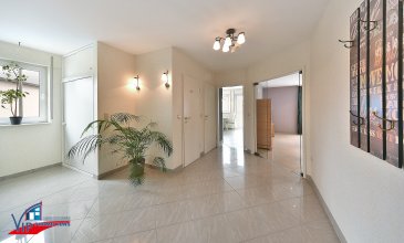 VIP Promotions s.a. vous propose en exclusivité ce bel appartement d'une surface utile de 87,61², sis au rez-de-chaussée d'une résidence de 4 unités.

Découvrez notre offre en visite virtuelle :

https://visite-virtuelle-360.ovh/vip.lorentzweiler/

Le bien se compose comme suit :

- Spacieux hall d'entrée avec vestiaire encastré
- Living / salle à manger menant vers une terrasse d'environ 27,00m² orientée plein sud
- Cuisine indépendante et équipée donnant également sur la terrasse
- Chambre à coucher
- Salle de bains
- WC séparé

Sous-sol :

- Double garage avec vaste cave attenante
- Emplacement extérieur sur rampe

- Buanderie commune
- Penderie commune
- Local vélos

Divers :

- Living équipé de spots encastrés dans faux plafond
- Terrasse doté de marquise électrique
- Garage avec accès direct dans résidence muni de porte sectionnelle électrique et de robinet mural
- Potentiel pour pouvoir ajouter une deuxième chambre à coucher
- Bien sis dans la dernière partie d'une rue sans issue
- Multitude de parkings publics à proximité

Si vous consultez l'annonce depuis le portail atHome.lu, veuillez copier le lien suivant pour voir plus de photos :

https://www.immotop.lu/annonces/1738661/?from=immotop

Environnement périphérique calme et résidentiel mais en même temps proche de toutes commodités, des grands axes routiers et à proximité de toutes les infrastructures nécessaires.

Pour plus de renseignements ou pour une prise de rendez-vous, veuillez nous contacter au numéro +352 691 901 219 ou par e-mail sur info@vippromotions.lu.

Suivez-nous sur Facebook pour recevoir nos informations en continu.