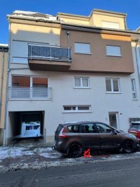 INFO COVID-19<br><br>Les visites sont possibles sous les conditions suivantes :<br>* 2 personnes max<br>* port de masque et gants obligatoires<br><br>Nous vous proposons à Tétange, ce bel appartement, dans une résidence récente, avec toutes commodités. <br><br>Idéal pour une première acquisition, se bien dispose d\'un hall d\'entrée qui desserve une salle de douche avec sa douche italienne, deux chambres puis un salon ouvert sur salle à manger et cuisine équipée, avec sortie sur un beau balcon. Un débarras peuvent servir de buanderie complète la description de cet appartement.  <br><br>Le sous-sol accueil la buanderie commune, la cave et une place de parking lift. <br><br>Disponible le 1er septembre 2021.<br> <br>AFIL IMMO s\'engage dans toutes vos démarches immobilières (estimation, vente, location de biens, recherche de financements).<br><br>Vous satisfaire est notre priorité !<br><br>Les prix s\'entendent frais d\'agence de 3 % TVA 17 % inclus.<br>