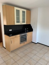 Zur Vermietung steht eine charmante Zwei-Zimmer-Wohnung mit ca. 40 Quadratmetern Wohnfläche in ruhiger Lage von Irrhausen. Die Wohnung befindet sich in einem gepflegten Zustand und wurde im Dezember 2020 renoviert.

Sie verfügt über ein helles Schlafzimmer sowie ein Wohnzimmer mit Zugang zur Terrasse. Die moderne Einbauküche ist funktional gestaltet und im Mietpreis enthalten. Das Tageslichtbad ist mit einer Dusche ausgestattet. Ein kleiner Speicher bietet zusätzlichen Stauraum

Die Böden sind mit pflegeleichten Fliesen versehen. Die Fenster bestehen aus Isolierglas, die Türen aus Holz. Beheizt wird die Wohnung über eine Zentralheizung

Wichtige Informationen

Wohnfläche ca. 40 Quadratmeter
2 Zimmer
Bad mit Tageslicht und Dusche
Terrasse
Einbauküche vorhanden
Speicherraum
Fliesenboden
Keine Haustiere erlaubt
Nicht möbliert
