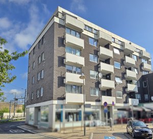 BETTEMBOURG

Studio situé au deuxième étage d'un immeuble avec ascenseur.

Description du bien

Un Hall d'entrée avec une grande armoire incorporée desservant sur une salle de douche, et un grand living ouvert sur une petite cuisine équipée.

Les plus

Une cave,une buanderie.

Situation stratégique à Bettembourg

Situé à proximité des écoles, des commerces, du parc Merveilleux, du stade de football, maison de retraite

Prix de présentation :299 000.-€ Frais d'Agence Inclus.

Les surfaces et informations reprises dans cette annonce sont communiquées à titre indicatif et sans valeur contractuelle.

Pour toutes questions ou demandes d'informations, n'hésitez pas à nous contacter, nous serons toujours à votre service.

Agence ELSA'HOME à votre écoute pour la concrétisation de vos projets en toute confiance.

--------------------------------------------------------------------

BETTEMBOURG

Studio apartment located on the second floor of a building with an elevator.

Property description

An entrance hall with a large built-in wardrobe leads to a shower room and a spacious living area open to a small, fully equipped kitchen.

Additional features

Includes a cellar and a laundry room.

Strategic location in Bettembourg

Situated close to schools, shops, Parc Merveilleux, the football stadium, and a retirement home.

Asking price: €299,000 (agency fees included).

The surface areas and information provided in this listing are for reference only and hold no contractual value.

Please do not hesitate to contact us with any questions or requests for information; we are always at your service.

ELSA'HOME Agency is here to help you realize your projects with confidence.