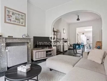 Charmante maison familiale, avec beaucoup de luminosité de +/− 130 m² avec 3 chambres, jardin/terrasse orientés Ouest et un garage.

Idéalement située à Luxembourg-Hollerich, dans une rue calme et résidentielle, la maison est à moins de 5 minutes à pied des écoles fondamentales et d’une crèche.
Arrêt de bus à 2 minutes à pied.
À seulement 5 minutes de la Gare et du centre-ville de Luxembourg.

Ce bien entretenu et rénové en 2006 vous offrira :

Rez-de-chaussée :
- Hall d’entrée
- Salon
- Cuisine équipée ouverte avec espace salle à manger donnant accès à la terrasse et au jardin orientés Ouest
- WC séparé
- Garage Box

1er étage :

- 2 chambres à coucher 
- Salle de bain avec baignoire, WC et fenêtre

Dernier étage :

Chambre parentale de +/− 28 m² avec salle d’eau

Sous-sol :
- Cave
- Buanderie

La maison dispose également :

Terrasse et magnifique jardin orientés Ouest

Visites possibles en semaine et le samedi.

Pour toutes informations, contactez-nous au +352 621 391 355

Estimation de votre bien (sous 48h), contactez-nous au +352 26 311 992 ou sur info@immocontact.lu*

 ---------- 
Charming family home, with lots of natural light, +/− 130 m² with 3 bedrooms, west-facing garden/terrace and a garage.

Ideally located in Luxembourg-Hollerich, on a quiet residential street, the house is less than a 5-minute walk from elementary schools and a nursery.
Bus stop 2 minutes away on foot.
Only 5 minutes from the train station and Luxembourg city center.

This well-maintained property, renovated in 2006, offers:

Ground floor:
- Entrance hall
- Living room
- Open-plan fitted kitchen with dining area leading to the west-facing terrace and garden
- Separate toilet
- Garage box

First floor:

- 2 bedrooms 
- Bathroom with bathtub, toilet, and window

Top floor:

Master bedroom of +/− 28 m² with shower room

Basement:
- Cellar
- Laundry room

The house also features:

West-facing terrace and beautiful garden

Viewings possible on weekdays and Saturdays.

For further information, please contact us on +352 621 391 355.

For a valuation of your property (within 48 hours), please contact us on +352 26 311 992 or at info@immocontact.lu*