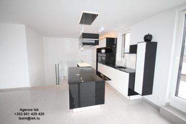 Superbe Duplex-Penthouse 160m2 (Neuf, jamais habité)
Situé au calme a Mersch (10 minutes de Kirchberg)
Living avec très belle cuisine ouverte de 50m2 entouré d'une terrasse de 65m2 (sud-ouest)
accessible (Privé) directement par ascenseur au dernier étage 
En dessous 110m2 trés bien proportionnés 3 chambre dont une en suite avec une salle de bains complète,et une salle de douche (Italienne) séparée, un bureau ou 4eme chambre situé dans un magnifique espace ouvert.
viennent completer 2 emplacements au parking sous terrain et une cave.
résidence de 4 appartements seulement !
Oppotunitée a saisir !
Prix avec( 3% de TVA)

Ref agence :916877