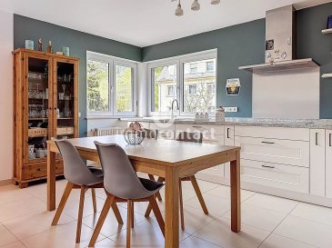 L’agence immobilière Immo-Contact vous propose ce charmant appartement d’environ 90 m² de surface habitable, idéalement situé à Luxembourg-Kirchberg.

Ce bien séduit par ses volumes, sa luminosité et son agencement fonctionnel, offrant un agréable espace de vie, deux chambres à coucher ainsi que deux belles terrasses.

L’appartement bénéficie d’une situation privilégiée, à proximité immédiate des arrêts de bus, des principaux axes et à moins de 2 km des écoles et du centre commercial Auchan.

Construit en 2011, le bien est en excellent état et propose un confort moderne. Situé au rez-de-chaussée surélevé, il profite d’une belle luminosité grâce à son orientation.

L’appartement se compose comme suit :

- Vaste hall d’entrée avec espace débarras
- Salon avec accès direct à la terrasse orientée plein sud
- Cuisine équipée ouverte sur la salle à manger
- 1 chambre parentale avec salle de bains, dressing et accès à une seconde terrasse orientée ouest
- 1 chambre à coucher
- Salle de bains avec douche et WC
- Grand garage box

Disponibilité immédiate.

Visites possibles en semaine et le samedi.

Pour toute information, contactez-moi au +352 621 758 643.

Estimation de votre bien sous 48h : +352 26 311 992 ou anastasia.feron@immocontact.lu.

 ---------- 
The estate agency Immo-Contact is pleased to present this charming flat with approximately 90 m² of living space, ideally situated in Luxembourg-Kirchberg.

This property appeals for its spaciousness, natural light and practical layout, offering a pleasant living area, two bedrooms and two lovely terraces.

The flat enjoys a prime location, in the immediate vicinity of bus stops and major roads, and less than 2 km from schools and the Auchan shopping centre.

Built in 2011, the property is in excellent condition and offers modern comforts. Situated on the raised ground floor, it benefits from plenty of natural light thanks to its orientation.

The apartment comprises:

- Spacious entrance hall with storage area
- Living room with direct access to the south-facing terrace
- Fitted kitchen opening onto the dining room
- 1 master bedroom with en-suite bathroom, walk-in wardrobe and access to a second west-facing terrace
- 1 bedroom
- Bathroom with shower and WC
- Large garage

Available immediately.

Viewings available during the week and on Saturdays.

For further information, please contact me on +352 621 758 643.

Get a valuation of your property within 48 hours: +352 26 311 992 or anastasia.feron@immocontact.lu.