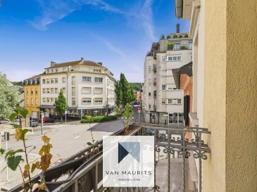 Située à deux pas du centre d'Esch-sur-Alzette, cette maison mitoyenne de ville offre un équilibre rare entre calme et accessibilité. Tout peut se faire à pied : centre-ville, commerces, rue piétonne, gare, arrêts de bus, parcs, piscine municipale, écoles, crèches et restaurants. Bien que proche de toutes ces commodités, la maison reste en retrait de l'agitation du centre.

La surface totale est de ± 170 m², dont environ 136 m² habitables. La maison s'étend sur quatre niveaux:

- Au rez-de-chaussée se trouve un studio indépendant avec entrée séparée. Il est composé d'un salon de ± 15 m², d'une cuisine de ± 4 m², d'une chambre de ± 8 m² et d'une salle de douche de ± 2 m². Un couloir de ± 11 m² mène à la cage d'escalier et donne accès à une terrasse de ± 10 m².

- Au premier étage, un palier de ± 3 m² donne sur un salon de ± 20 m² et une cuisine de ± 12 m² avec une pièce de rangement ± 3 m².

- Au deuxième étage, il y a deux chambres de ± 11 m² avec un débarras de ± 3 m², ainsi qu'une salle de bains de ± 6 m².

- Au troisième étage se trouvent une chambre de ± 23 m² et un WC séparé de ± 3 m².

- Le sous-sol comprend une buanderie, une cave et une chaufferie, pour une surface de ± 16 m².

La maison est équipée d'une chaudière au gaz avec chauffage par radiateurs, ainsi que d'un interphone.

Les dalles et les escaliers en béton assurent une bonne isolation phonique et une structure solide.

Ce bien peut convenir à une famille souhaitant vivre dans un environnement central et calme, ou à un investisseur visant la colocation ou une double occupation grâce au studio indépendant.

Disponibilité immédiate.

Agent responsable: Lydia Indjova
Tel: +352 661 331 628
lydia@vanmaurits.lu