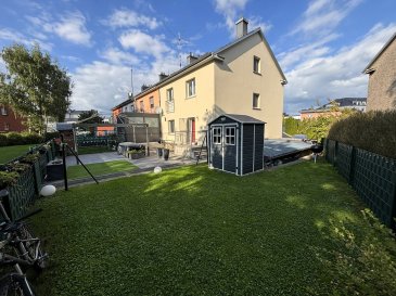 À Lallange, située dans un quartier exclusivement résidentiel très tranquille, belle maison, présentant « 3 côtés libres » entièrement rénovée, disposant de +/- 150 m² habitables sur 2,77 ares de terrain privatif, comprenant :

- Hall d'accueil.
- Grand Salon et Salle à manger.
- Cuisine équipée ouverte avec accès terrasse et jardin exposés Sud-Ouest.
- 4 chambres à coucher.
- Salle de bains
- Cave, atelier, chaufferie et buanderie avec accès terrasse et jardin
- Garage pour une voiture + rangements et emplacements de parkings extérieur.
- Terrasse et jardin clos, exposés Sud-Ouest.

En parfait état d'entretien, la maison ne nécessite aucun travail de rénovation.

Situé à Lallange, dans un des plus beaux quartiers de la commune.  
Disponible courant printemps 2026.

La classe énergétique est F / F.