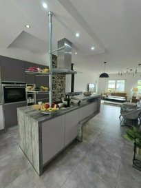 Immo Nordstrooss vous propose en vente une charmante maison individuelle située à proximité de l'autoroute ainsi que du centre ville avec toutes ses commodités dans le Cité Loppert à Ettelbruck sise sur un terrain de +/-8.18 ares.

Construite en 1980, la maison offre une surface habitable de +/- 228,07 m2 et une surface totale de +/- 307 m2.

- au rez-de-chaussée hall d'entrée/escalier 18.37m2, bureau 10.79m2, un grand garage pour deux voiture 37.80, espace chaufferie, une cave et 2 emplacements extérieurs.

- au rez-de-jardin le hall, un grand living trés spacieux avec une salle à manger, une cuisine bien équipée ouverte 47.03m2 avec accès au terrasse 39m2 et au jardin, et 3 chambres à coucher ( 16.05m2, 15.96m2, 9,20m2 ), salle de douche avec double vasque 6.78m2,et un WC séparé.

- à l'étage hall de nuit, 2 grande chambres à coucher, une avec accès au balcon7.50m2 avec magnifique vue, salle de bain et une espace kitchinette.

Situation : en périphérie Ouest, dans un lotissement à flanc de colline orienté Sud proche de la voirie principale. Cadre vallonné en pleine nature. Stationnement possible en bordure de voirie. Bonnes liaisons avec le centre-ville.

Pour tout renseignement complémentaire ou information veuillez nous contacter par email info@immonordstrooss.lu ou par Tél: 691 850 805.

Proposition de crédit/financement à taux compétitif auprès des banques Luxembourgeoise incluse dans nos services gratuits.