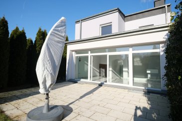 BRIDEL, 3A, rue Jean Oster, dans une rue très résidentielle au calme proche de l'école, belle maison atypique  de 200 m2, libre de 4 côtés sur 7,84 ares de terrain, très lumineuse. La maison s'articule en mi-étage et elle composée de : entrée et couloir de distribution  avec marbre au sol, WC séparé, une cuisine séparée avec électroménagers SIEMENS, plan de travail en granit, table fixe, living très lumineux (marbre de carrare au sol) avec grandes baies-vitrées donnant accès à la terrasse et au jardin, joli coin cosy de lecture avec cheminée ouverte au bois, étagères, une spacieuse salle à manger avec parquet au sol, une chambre à coucher, premier étage : une chambre à coucher avec placard encastré, une chambre à coucher avec armoire dressing, demi-étage : une grande salle de bains avec fenêtre, baignoire, douche, double lavabo, WC, une chambre à coucher, 
Sous-sol : une salle de douche avec WC, garage pour deux voitures, buanderie, cave, chaufferie avec chauffage au mazout, deux réservoirs pour le mazout, 
Extérieur : belle terrasse avec parasol, maisonnette de jardin, beau jardin.
La maison et les alentours sont en excellent état et bien entretenus. 
Frais d'agence : un mois de loyer + TVA 17%, 50% à charge  à charge du locataire, 50% à charge du bailleur. Libre le 1er juillet 2026. 
Contacts et visites : Madame Nassim Toloui, téléphone : 691 120 478 email : Nassim@parkagence.lu & Rosalba MAITRE téléphone : 691 550 189 , Email : rosalba@parkagence.lu