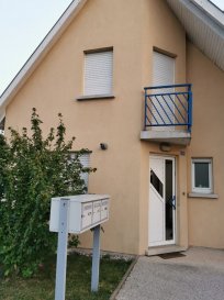 Maison mitoyenne. Découvrez cette charmante maison mitoyenne située dans un environnement calme et agréable.
Au rez-de-chaussée : une entrée, un WC, un séjour avec accès direct une terrasse et un espace vert, idéal pour vos moments de détente en extérieur.

A l'étage : deux chambres confortables et une mezzanine pouvant servir de bureau ou de salle de jeux et une salle de bains avec WC.

Le plus, un garage attenant et un parking.

Le bien est soumis au statut de la copropriété mais les frais sont faibles car il n'y a pas de parties communes.

Charges annuelles : 600EUR 
copropriété : 18 (jardin, garage compris) 
Prix : 166400 EUR~Honoraires inclus charges acquéreur : 1,96%
 (1.96 % d'honoraires TTC à la charge de l'acquéreur.)