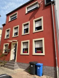 Laforêt Capital à le plaisir de vous proposer deux maisons de ± 101,48 m2 habitable située au Nord du Grand-Duché, Ettelbruck est une commune attractive à bien des égards. Sport, culture, emploi, mobilité et scolaires. 

Le bien est située à 10 minutes de la gare routière & ferroviaire et à 50 mètres de sa charmante zone piétonne. On y trouve une variétés de boutiques et magasins de tous genres pour combler les besoins et les envies de chacun. Une belle sélection de cafés, bars et restaurants, ainsi que de jolies terrasses pour se détendre.

l'appartement se compose comme suite : 

Au sous-sol : 
- Cave
- Buanderie
- Chaufferie 
- WC 

Rez-de-chaussée :
- Hall d'entrée 
- Cuisine 
- Living 
- Escalier 

1er Étage :

- Hall de nuit 
- Chambre 1 
- Salle de bain
- Escalier 

2ième étage 

- Hall de nuit 
- Chambre 2 
- Chambre 3 


Pour tous renseignements : 28 77 85 36 ou par email : ettelbruck@laforet.lu
Nous sommes toujours à la recherche de nouveaux biens immobiliers à proposer à nos clients, contactez nous !