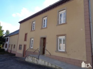 En location, l'Immobilière de l'Attert vous propose cette belle maison située dans le village de Lannen, commune de Redange.

La maison d'une surface habitable de +-110 m² sur un terrain de 5,10 ares se compose comme suit:

Rdch: hall d'entrée, salle à manger, stuff, cuisine équipée, salle de douche avec lavabo et wc.

Entre-sol: salle de bain avec lavabo et wc et armoire intégrée et pièce pour dressing.

1er étage: 3 chambres à coucher, 1 bureau.

La maison dispose encore d'un grenier, un garage 2 voitures, n'a pas de jardin et petite cour devant la maison.

Loyer: 1 350€
Frais d'exploitation à charge du locataire
Caution: 2 mois de loyer
Frais d'agence: 1 mois de loyer + TVA (partagé 50/50 entre locataire et bailleur)

Ce bien vous intéresse ! Merci de remplir le 