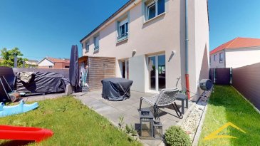 L'agence IMMO LORENA de Pétange a choisi pour vous cette BELLE MAISON JUMELEE à MONT SAINT MARTIN (FR), construite en 2021.
Venez découvrir cette très belle maison avec 3 chambres.

Elle se compose de la manière suivante :

AU REZ-DE-CHAUSSÉE :

- Un hall d'entrée
- Un WC séparé faisant 3,30 m2 
- Le double living de 37,70 m2 avec une cuisine équipée, donnant         accès à la terrasse de 26,36 m2 et au jardin  

AU PREMIER ETAGE:

- Un Hall de nuit faisant 2,78 m2 amenant à:
- 1ère chambre de 11,10 m2
- 2ème chambre de 10,50 m2
- 3ème chambre/dressing de 9 m2
- Une salle de bain de 5,75 m2

La maison dispose également deux emplacements privatifs devant la maison.


Pour tout contact:
Joanna RICKAL: +352 621 36 56 40
Vitor Pires: +352 691 761 110

L'agence Immo Lorena est à votre disposition pour toutes vos recherches ainsi que pour vos transactions LOCATIONS ET VENTES au Luxembourg, en France et en Belgique. .