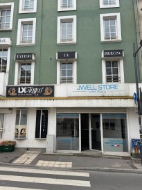 EXCLUSIVITÉ ACTIVE INVEST

Local commercial à louer  1er étage  Luxembourg

16-18 rue de Bonnevoie  L-1260 Luxembourg

Active Invest vous propose en exclusivité ce local commercial à louer au 1er étage, idéalement situé dans le quartier dynamique de Luxembourg, à proximité immédiate du centre-ville et de l'Avenue de la Gare.
Ce bien constitue une excellente opportunité pour une activité de service, un bureau, un cabinet ou toute activité professionnelle recherchant un emplacement stratégique.

Surface et agencement :
-	Surface totale d'environ 70 m² 
-	Espace facilement aménageable selon vos besoins 
-	Accès via escaliers ou ascenseur 

Caractéristiques :
-	Espace lumineux et fonctionnel 
-	Accès aisé pour clientèle et collaborateurs 
-	Local en bon état général 
-	Adapté à différentes activités professionnelles 

Atout supplémentaire :
-	Possibilité d'utilisation d'une vitrine située au rez-de-chaussée, idéale pour assurer une visibilité et une présence commerciale sur rue 

Situation :
-	Emplacement stratégique à Bonnevoie 
-	À proximité immédiate de l'Avenue de la Gare 
-	Quartier dynamique et fréquenté 
-	Accès facile aux transports en commun 



Points forts :
-	Location en exclusivité 
-	Emplacement central recherché 
-	Accès par ascenseur et escaliers 
-	Surface polyvalente 
-	Visibilité renforcée grâce à la vitrine au rez-de-chaussée 
-	Idéal pour bureaux, professions libérales ou activité de service 

Une opportunité idéale pour développer votre activité dans un environnement dynamique au cœur de Luxembourg.

Pour plus d'informations ou organiser une visite, contactez-nous dès maintenant au +352 621 323 867