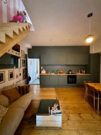 Duplex 69 m² en centre-ville – Appartement de charme rénové avec cachet – 
En plein cœur du centre-ville, laissez-vous séduire par ce magnifique duplex de 69 m², entièrement rénové avec soin par un décorateur d’intérieur. Un véritable cocon où le charme de l’ancien rencontre l’élégance du confort contemporain.

Dès l’entrée, vous serez conquis par son atmosphère unique d'entrée des artistes , des cheminées anciennes , un parquet plein de caractère, une belle hauteur sous plafond et de beaux volumes qui donnent à chaque pièce une sensation d’espace et de sérénité. 
Le grand dressing apporte un confort supplémentaire au quotidien, tandis que la cuisine entièrement équipée allie esthétique et fonctionnalité.
Nichée en deuxième rang, cette adresse offre un rare équilibre entre vie citadine et tranquillité. Profitez du calme d’un appartement préservé des nuisances, tout en ayant à portée de main les commerces, restaurants, transports urbains et toute l’animation du centre-ville

La rénovation complète a été pensée dans les moindres détails : isolation, double vitrage, décoration soignée et finitions de qualité. Les charges annuelles s’élèvent à 1 000 € et le chauffage électrique permet une gestion maîtrisée du budget.

Son emplacement privilégié séduira particulièrement les actifs : idéal pour celles et ceux qui travaillent à Paris ou dans une grande ville grâce à la proximité de la gare, avec un accès rapide aux principaux axes routiers pour rejoindre facilement l’extérieur de la ville. Le quartier, recherché et verdoyant, offre un cadre de vie agréable, entre praticité et douceur de vivre.

Une place de parking est actuellement louée à proximité, avec possibilité de reprendre le contrat de location.


Un appartement rare, pensé pour celles et ceux qui recherchent un lieu de vie avec une âme : du cachet, du confort et un emplacement privilégié au quotidien.
DPe en cours