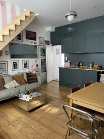 Duplex 69 m² en centre-ville – Appartement de charme rénové avec cachet – 
En plein cœur du centre-ville, laissez-vous séduire par ce magnifique duplex de 69 m², entièrement rénové avec soin par un décorateur d’intérieur. Un véritable cocon où le charme de l’ancien rencontre l’élégance du confort contemporain.

Dès l’entrée, vous serez conquis par son atmosphère unique d'entrée des artistes , des cheminées anciennes , un parquet plein de caractère, une belle hauteur sous plafond et de beaux volumes qui donnent à chaque pièce une sensation d’espace et de sérénité. 
Le grand dressing apporte un confort supplémentaire au quotidien, tandis que la cuisine entièrement équipée allie esthétique et fonctionnalité.
Nichée en deuxième rang, cette adresse offre un rare équilibre entre vie citadine et tranquillité. Profitez du calme d’un appartement préservé des nuisances, tout en ayant à portée de main les commerces, restaurants, transports urbains et toute l’animation du centre-ville

La rénovation complète a été pensée dans les moindres détails : isolation, double vitrage, décoration soignée et finitions de qualité. Les charges annuelles s’élèvent à 1 000 € et le chauffage électrique permet une gestion maîtrisée du budget.

Son emplacement privilégié séduira particulièrement les actifs : idéal pour celles et ceux qui travaillent à Paris ou dans une grande ville grâce à la proximité de la gare, avec un accès rapide aux principaux axes routiers pour rejoindre facilement l’extérieur de la ville. Le quartier, recherché et verdoyant, offre un cadre de vie agréable, entre praticité et douceur de vivre.

Une place de parking est actuellement louée à proximité, avec possibilité de reprendre le contrat de location.


Un appartement rare, pensé pour celles et ceux qui recherchent un lieu de vie avec une âme : du cachet, du confort et un emplacement privilégié au quotidien.
DPe en cours