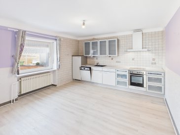 Cette maison jumelée est une opportunité à ne pas manquer à Kayl, Luxembourg. 

Détails de la propriété: 
Découvrez une maison spacieuse de 125 m², récemment rénovée en 2023, située sur un terrain de 7,34 ares. Avec ses 3 chambres à coucher et une salle de douche, une suite parentale (à terminer), cette maison est idéale pour une famille. Vous profiterez d'un garage ainsi que de trois places de stationnement extérieur. La maison dispose également d'une cuisine équipée séparée, parfaite pour les passionnés de cuisine. Au sous-sol un bel espace de stockage. La grande terrasse de 50 m² et le vaste jardin de 400 m² offrent un cadre idéal pour se détendre en plein air. Ce bien est équipé de la fibre optique pour un accès internet rapide, avec une prise pour véhicule électrique à disposition. 

Proximité des facilités: Kayl offre un environnement accueillant avec des écoles et établissements éducatifs de qualité à proximité. Vous y trouverez un éventail d'options pour le shopping et la restauration. La ville dispose de parcs et d'espaces de loisirs pour des activités en plein air. Les transports en commun bien développés garantissent une accessibilité aisée à toutes les commodités de la région.

Ne manquez pas cette occasion! 

Contact:
Sonia DA GRACA Tel: +352 661 39 89 00
Pasxcal BINTENER Tel: +352 661 266 715
Mail: info@passion-immo.lu
