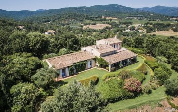 Entre Saint Tropez et le château de Grimaud, cette magnifique propriété de charme se situe au calme (accès par une petite route sans issue) et sur une hauteur donnant une superbe vue à 270°. Construite en 2000 sur un terrain paysagé de 2.77 hectares, elle offre ± 250m² habitables, de multiples terrasses ensoleillées ou ombragées et bénéficie d’une piscine, d’un tennis et d’un boulodrome. Le terrain est entièrement clôturé et sans aucun vis-à-vis.

Elle se compose comme suit :

Au rez-de-chaussée : d’une entrée de ± 11m² (avec vestiaire et wc séparé) ; d’un salon de ± 50m² avec sa cheminée et ces accès vers 2 terrasses ; d’une cuisine équipée / salle à manger de ± 27m² ; d’une chambre de ± 22m² en suite avec sa salle de bain de 7m² ; d’une chambre de ± 17m² en suite avec sa salle de douche de 8m² et son dressing de 3m² ; de 2 chambres de 11 et 9m² avec une salle de douche de 8m² ; d’une buanderie de 4m².

Au 1er étage ; d’une suite parentale avec sa chambre de 18m², sa terrasse de ± 14m², son dressing de ± 15m² et sa salle de bain de 12m².

Dans l’annexe : d’un studio indépendant de ± 15m² ; de 2 garages + 6 places extérieurs

Généralités :

•	Prestations haut de gamme et en excellent état
•	Climatisation réversible
•	Arrosage automatique (par puits privé)
•	Visiophone – portail électrique

Contact :     Jimmy de Brabant    +352  661 167 494   
                    ou par email -  jimmy@vanmaurits.lu


