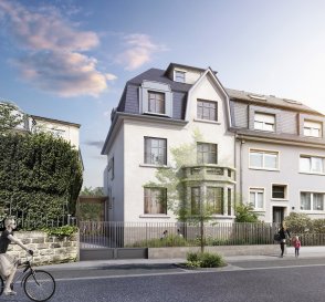 Rare opportunité sur le marché luxembourgeois ? une authentique maison de maître jumelée entièrement rénovée dans l'un des quartiers résidentiels les plus recherchés de la capitale. Construite dans le style architectural caractéristique du début du XXe siècle, cette maison de caractère développe une surface habitable nette de 201,33 m² répartie sur quatre niveaux, avec sous-sol complet et pergola.
La rénovation est menée par une société de renom au  Luxembourg, promoteur-constructeur-gestionnaire reconnu sur la place luxembourgeoise, dans le respect total du patrimoine architectural existant, avec des prestations techniques de très haut niveau.
Le bien est livré clé en main ? travaux réalisés à 90%.
Sous-sol ? ~49 m² :

2 caves à vin : 10,11 m² et 11,03 m²
Buanderie avec machine à laver et sèche-linge : 7,42 m²
Rangement : 10,96 m²
Chaufferie : 5,05 m²
Palier et dégagement : 4,60 m²

Rez-de-chaussée ? 75,73 m² :

Séjour lumineux de 38,72 m² ? espace de vie généreux et ouvert
Cuisine indépendante de 22,49 m² avec accès direct sur pergola et extérieurs
Hall d'entrée 6,24 m², WC séparé 1,92 m², zone rangement 4,30 m²
Accès direct sur pergola et jardin depuis la cuisine

1er Étage ? 74,98 m² :

Chambre 1 de 15,16 m²
Chambre 2 de 17,93 m²
Dressing de 14,05 m²
Salle de bain n°1 de 11,42 m² (baignoire + douche)
Salle de douche n°2 de 6,73 m²
Palier de 7,62 m²

2ème Étage ? 50,62 m² :

Chambre 3 de 13,34 m²
Chambre 4 de 13,43 m²
Salle de douche n°3 de 9,15 m²
WC séparé 1,52 m²
Palier de 12,19 m²

Combles ? 17,83 m² :

Un descriptif complet des travaux ainsi que des photos durant la période des travaux sont à votre disposition

Espace combles accessible ? rangement ou aménagement futur possible

Prestations & équipements
Gros œuvre & enveloppe

Travaux de gros œuvre complets
- Révision et remise en état intégrale de la charpente et de la couverture
- Travaux de façade
- Fenêtres, portes-fenêtres et châssis fixes en PVC triple vitrage RAL 7016 (anthracite extérieur / blanc intérieur) ? marques Schüco Living 82 et Aluplast Ideal 8000
- Porte d'entrée en panneaux aluminium isolés Quantum Q50
- Volets roulants et blocs stores Roma Puro

Équipements techniques ? haut de gamme

- Chaudière gaz Buderus Logamax Plus
- Ventilation double flux Dantherm
- Système domotique Dovit (interface KNX)
- Système d'alarme Risco
- Appareillages électriques Jung (référence LS)
- Mise aux normes complète électricité, chauffage, sanitaires

Sanitaires (marques premium)

- Équipements sanitaires Duravit, Villeroy & Boch, Sanijura, Vigour

Finitions intérieures

- Carrelage 90×90 en cuisine, salles de bain, salles de douche et WC ? références Polis, Porcelanosa, - Italgraniti, Marazzi
- Parquet massif Tarkett Shade Cream White Plank (ou équivalent) en salon, séjour, salle à manger, - --- chambres, combles et dressing
- Blocs marches carrelage dans les escaliers ? recouvrement complet marches, nez et contremarches
- Portes intérieures bois à âme pleine, chambranle contre-chambranle, charnières invisibles ? marques Huga, Kohnline, Jeld Wen
- Peintures intérieures complètes

Aménagements extérieurs

- Clôture en acier thermolaqué
- Portail coulissant avec interface vidéophone et boîte aux lettres intégrée
- Pavés format 21×7
- Jardinières et bancs en béton cellulaire
- Escaliers extérieurs béton habillés en grès cérame
- Garde-corps extérieur en acier thermolaqué à barreaudage incliné
Pergola

 Situation
Situé au sud-ouest de la ville de Luxembourg, Merl est un quartier résidentiel calme et particulièrement recherché, entouré par les quartiers de Belair au nord-est, Hollerich au sud-est et la commune de Strassen à l'ouest. Vivi
La Rue Walram se situe en bordure immédiate du Parc de Merl et du Boulevard Pierre Dupong, à quelques pas à pied du cœur du quartier ? l'une des adresses résidentielles les plus prisées de la capitale luxembourgeoise.
Accessibilité :

Centre-ville de Luxembourg à moins de 10 minutes en voiture ou en bus
Desservi par les lignes de bus 6, 8, 12, 15, 27 et CN2 pour 19 arrêts de bus, ainsi que 3 stations Vel'OH! Secretimmo
À 17 minutes de l'aéroport de Luxembourg, avec un accès rapide aux grands axes autoroutiers et au P+R Bouillon Secretimmo
Frontaliers France/Belgique/Allemagne bien desservis

À proximité immédiate :

Parc de Merl (5 hectares avec étang), Conservatoire de Musique de Luxembourg, Théâtre National, ISL (International School of Luxembourg), Campus scolaire Geesseknäppchen, Lycées Athénée, Michel Rodange et Aline Mayrisch JUST ARRIVED
Commerces, restaurants, pharmacie, médecins ? Avenue du 10 Septembre à 200 m